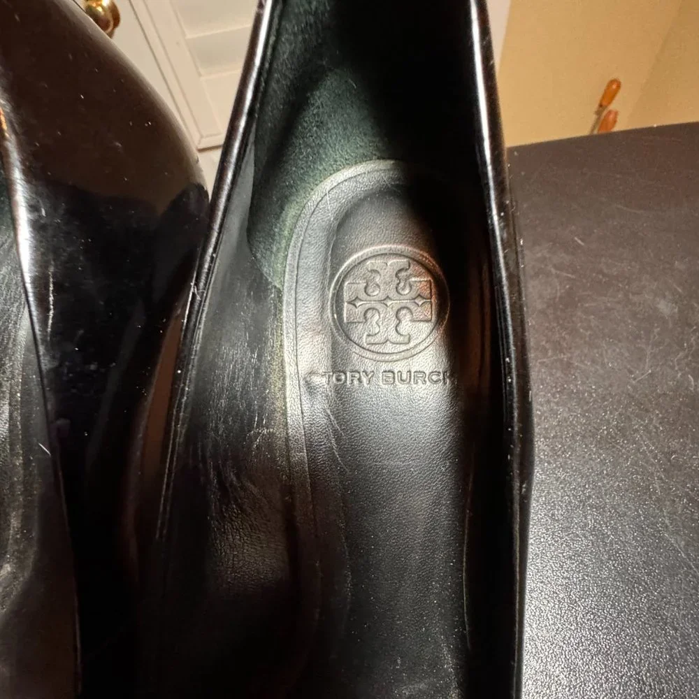 Tory Burch size 10 balck patent leather pumps